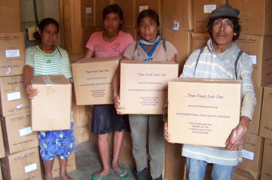 Tolupan family receives boxes of food