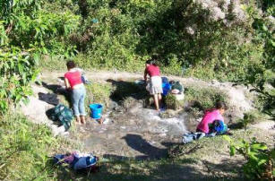 women of La Canada do laundry before the water project is done